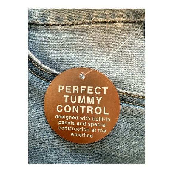 Royalty For Me Women's Curvy Fit Exposed Button Cuffed Denim Shorts - Size 24 - Picture 5 of 12